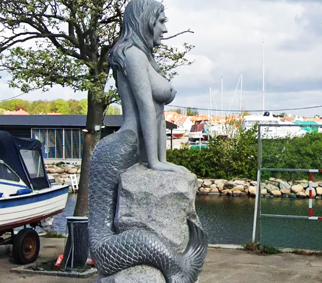 A estátua Den Store Havfrue (Grande Sereia, em português), que fica no Forte Dragør