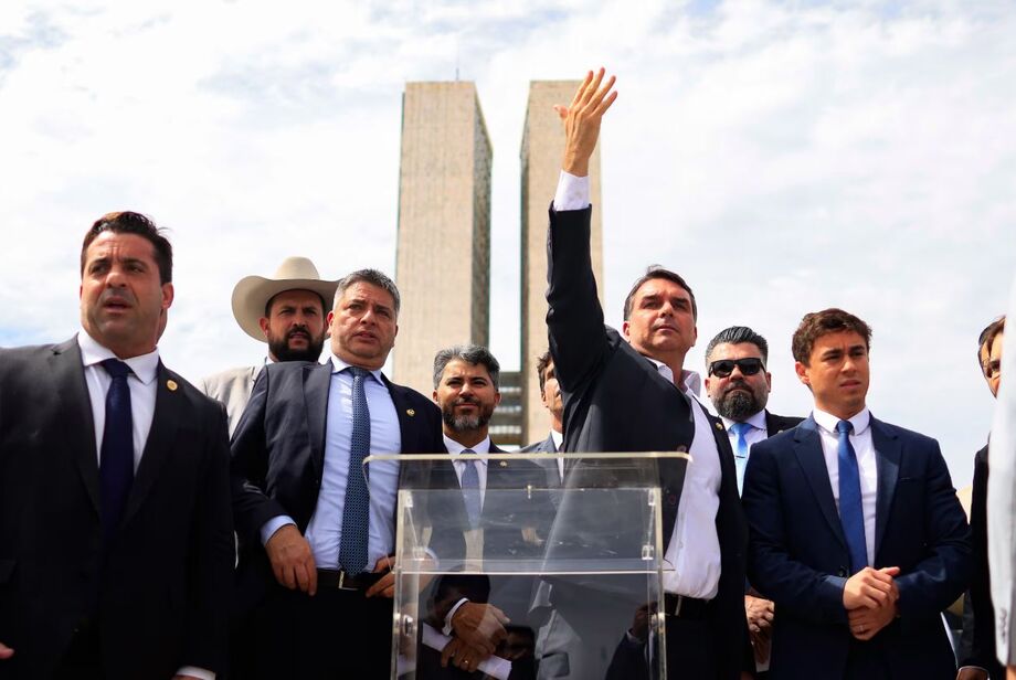 Deputados e senadores da oposição disseram que vão tentar parar o trabalho do Congresso Nacional