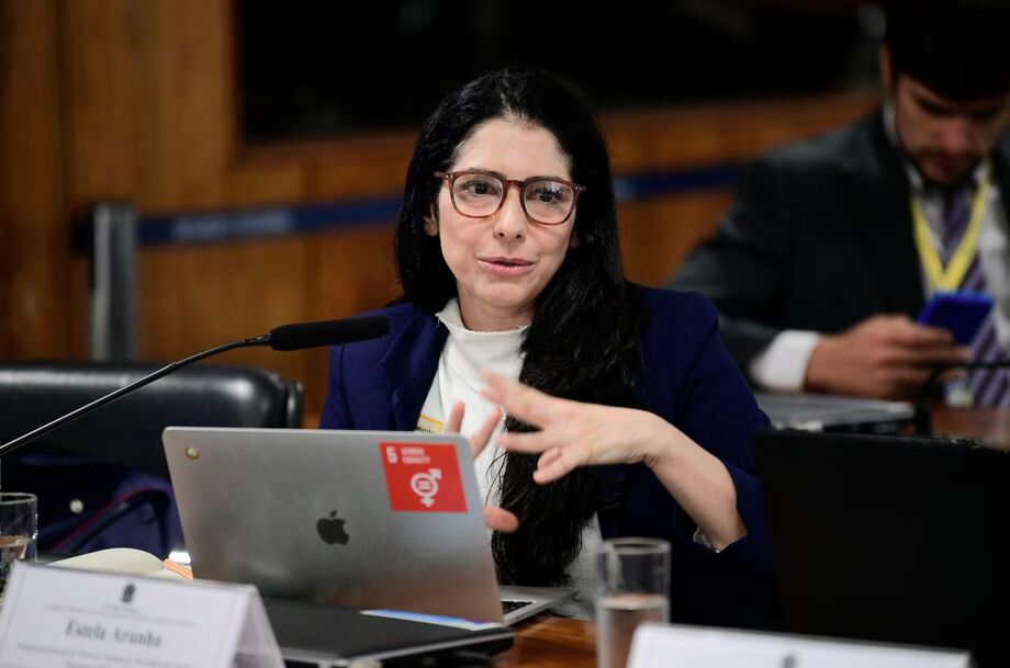 Estela Aranha assume uma cadeira no TSE com foco na regulação das plataformas digitais, uma questão crucial para as eleições de 2026. Sua experiência no combate à desinformação será essencial para a Corte.