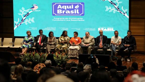 O governo federal lançou o programa Aqui é Brasil para apoiar a repatriação de brasileiros, com foco na integração social e econômica, após a deportação de cidadãos, especialmente dos EUA.