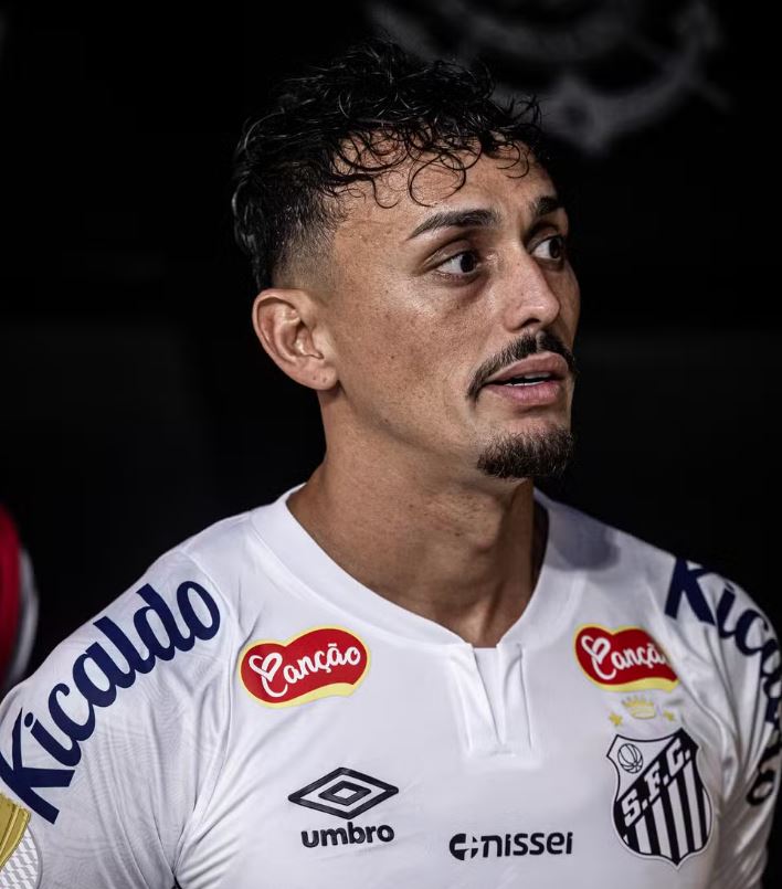 O meio-campista Diego Pituca rescindiu seu contrato com o Santos após perder espaço no time titular e acertou sua transferência para o V-Varen Nagasaki, do Japão. O atleta deixa o clube paulista após uma temporada de 23 partidas, um gol e uma assistência.