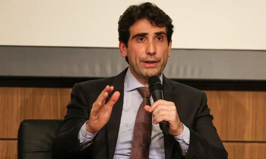 Galípolo, presidente do Banco Central, defendeu a aprovação da PEC 65 para garantir autonomia financeira à instituição e sustentar inovações como o Pix. A PEC está parada no Senado, mas é essencial para que o BC continue entregando serviços de excelência.