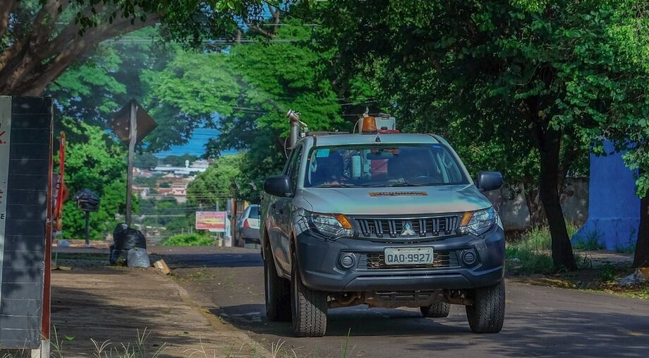 Campo Grande realiza ação de fumacê nos bairros Monte Castelo e Vila Nasser para combater o Aedes Aegypti, transmissor de doenças como Dengue, Zika e Chikungunya.