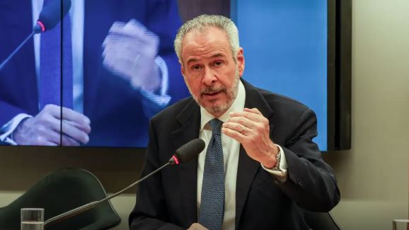 Presidente da COP30 alerta para risco de esvaziamento da conferência por causa dos preços abusivos de hospedagem em Belém.