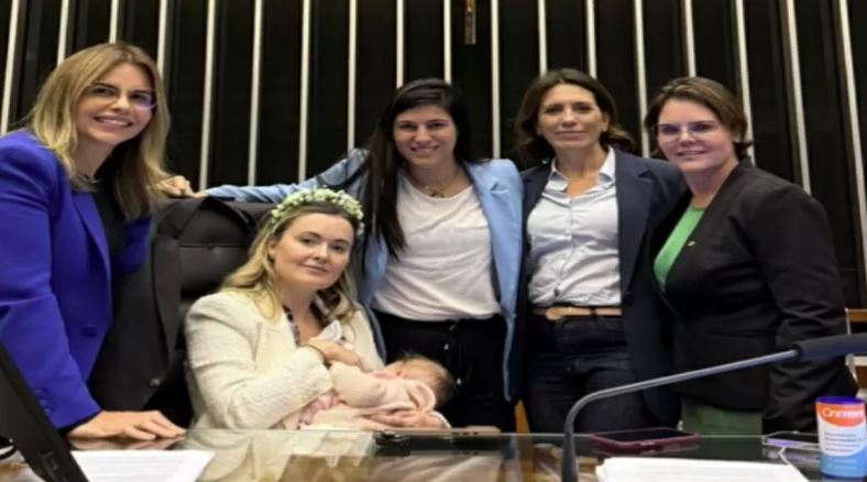 Julia Zanatta (PL-SC) com o bebê de 4 meses no colo na Câmara