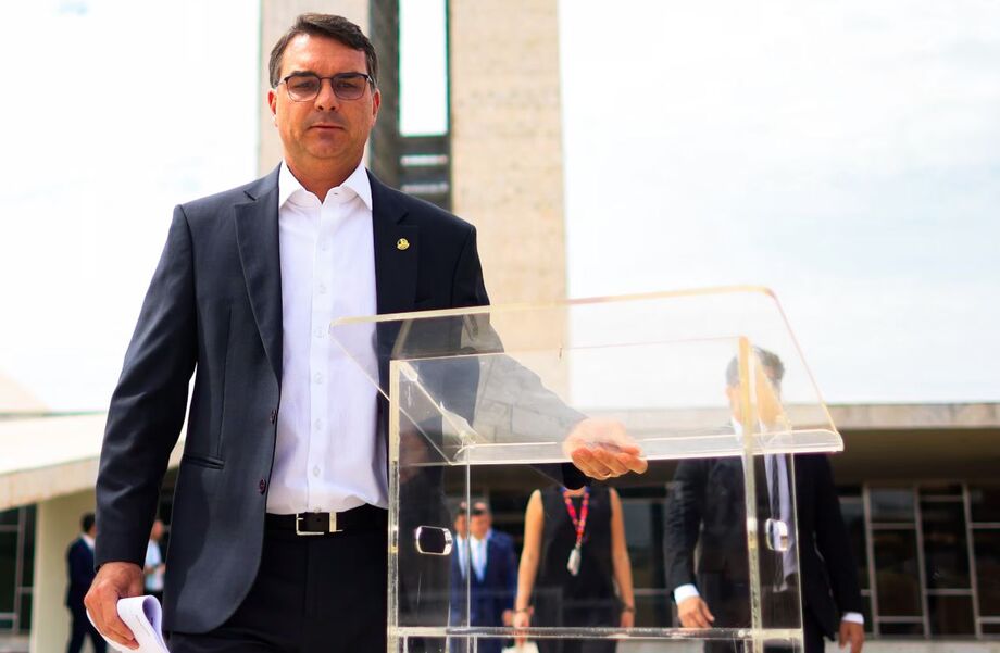 Flávio Bolsonaro diz que há acordo para pautar anistia a golpistas de 8 de janeiro; governo e presidência da Câmara negam compromisso.