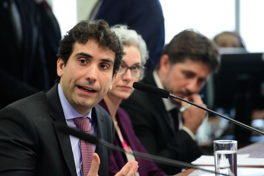 Plínio Valério decide finalizar relatório da PEC do Banco Central sem esperar contribuições de Galípolo e prevê votação no dia 20.