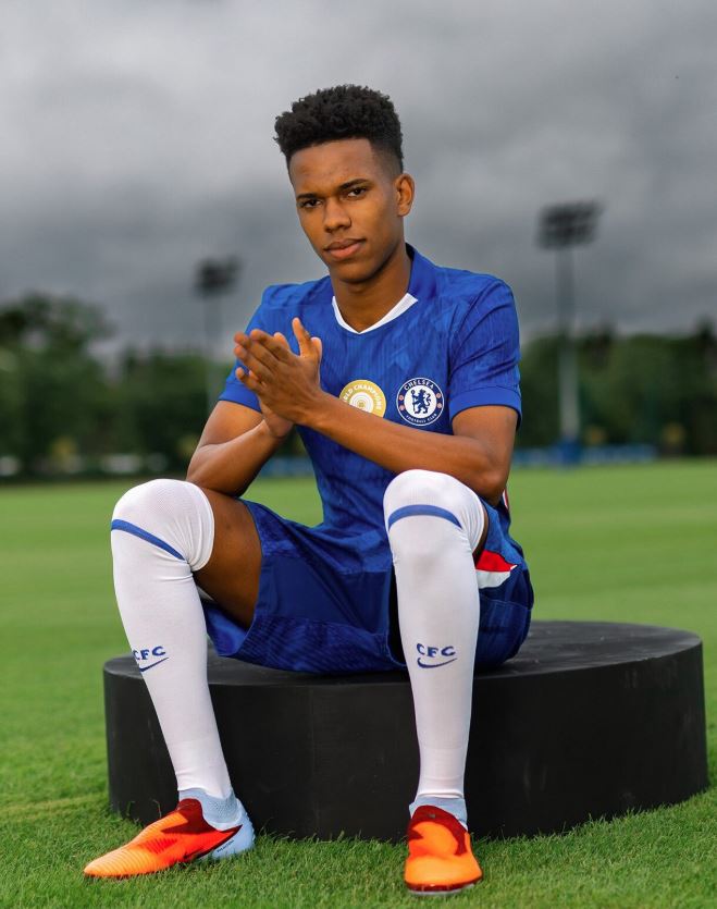 Estêvão chegou ao Chelsea após o Mundial de Clubes e vai enfrentar grande concorrência por um lugar no time de titular.