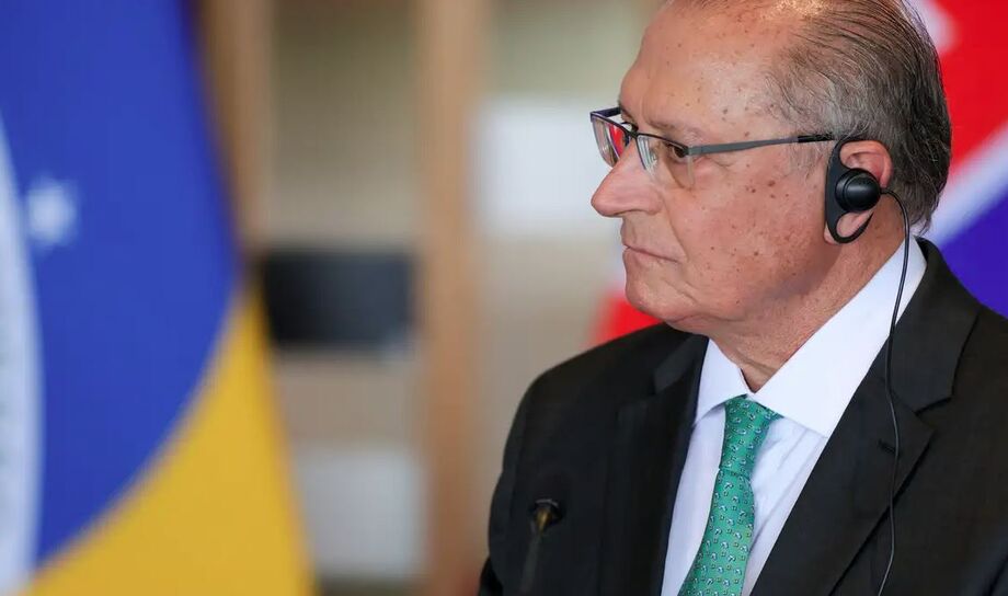 Alckmin se reúne com diplomata dos EUA após tarifa de 50% sobre exportações brasileiras; teor do encontro não foi divulgado.