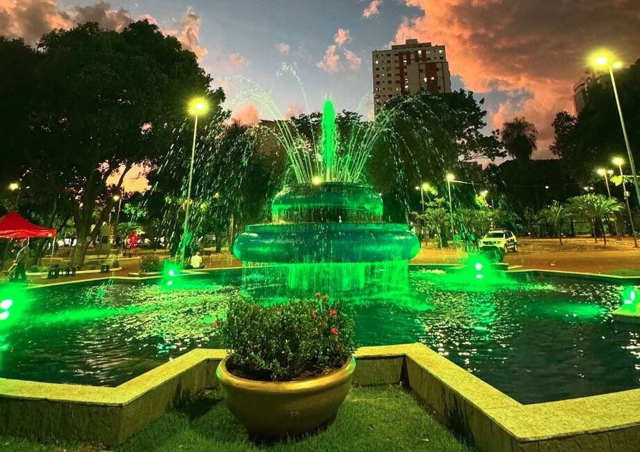 Chafariz da Praça Ary Coelho já está iluminado para o evento.