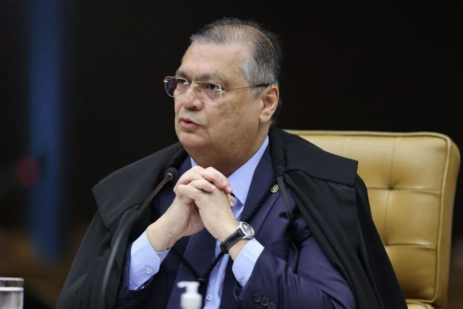 Flávio Dino vota para que Estado ofereça benefício assistencial temporário a vítimas de violência doméstica sem vínculo com o INSS.