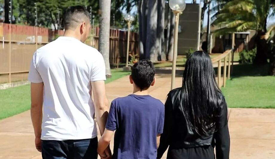 Após 11 anos separados, mãe e filho se reencontram em MS com apoio da Justiça e retomam vida em família.