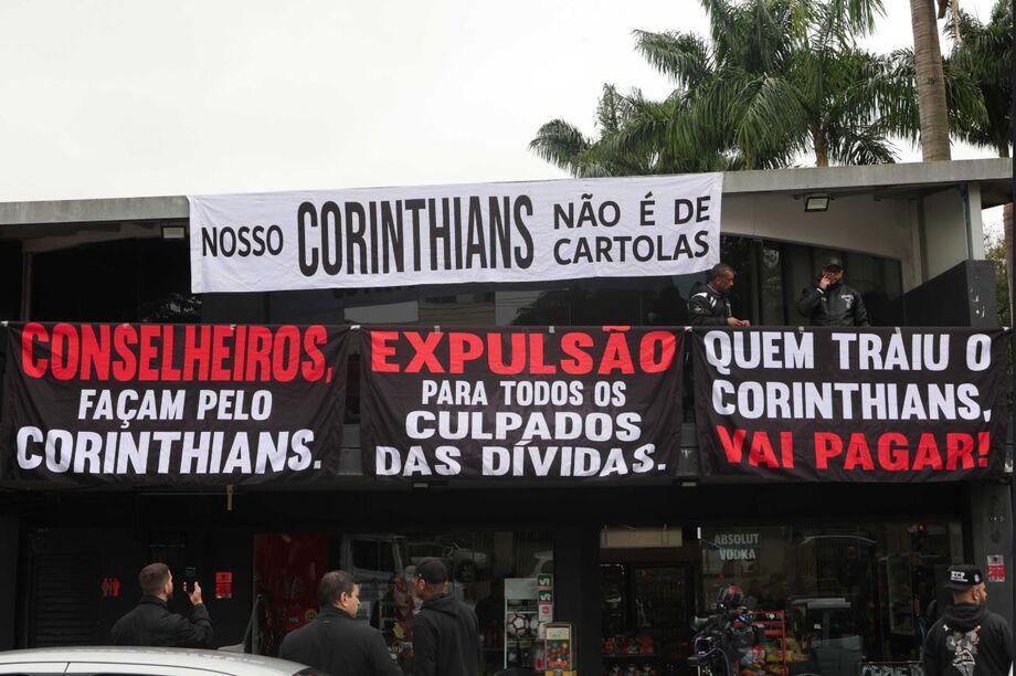09.08.2025 - Principal organizada do Corinthians, a Gaviões da Fiel, faz um protesto em frente ao Parque São Jorge.