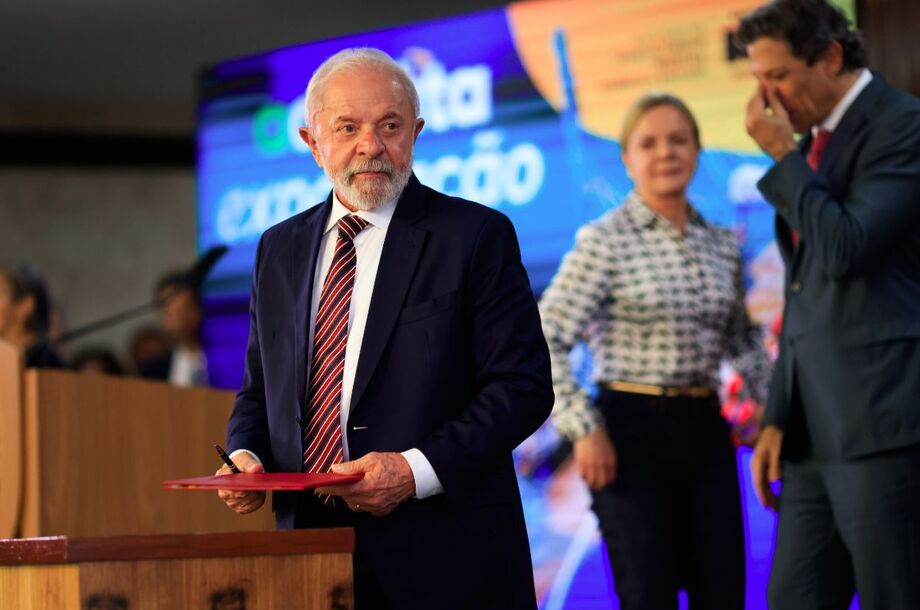 Lula cobra explicações sobre o atraso no desenho da faixa classe média do Minha Casa, Minha Vida e exige soluções para viabilizar o lançamento do programa.