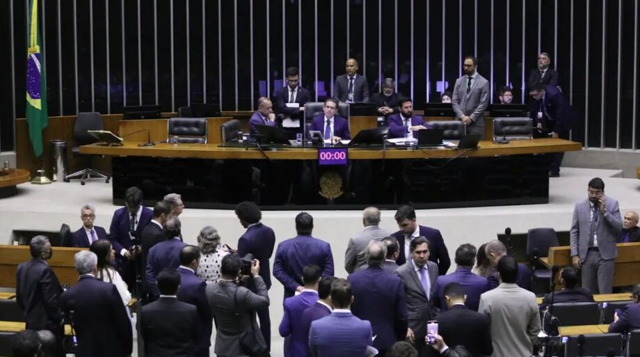 Deputados na sessão do Plenário da Câmara  
