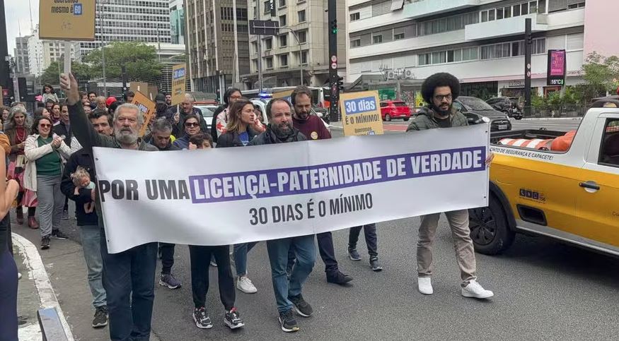 Atos em quatro capitais defendem ampliar licença-paternidade para 30 dias, pressão sobre Congresso cresce após prazo do STF.