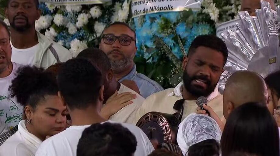 Arlindinho canta 'O Show Tem Que Continuar', no velório do pai