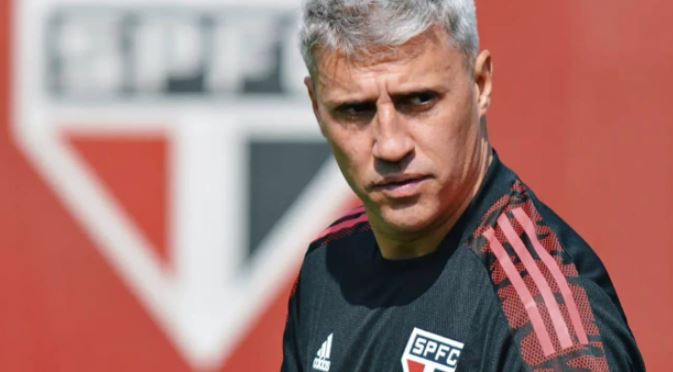 Crespo inicia treinos para ida das oitavas da Libertadores e mantém mistério sobre escalação do São Paulo.