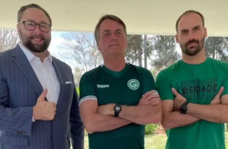 Jason Miller, Jair Bolsonaro e Eduardo Bolsonaro em 2022