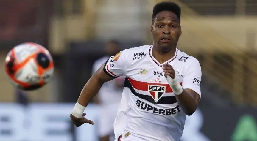São Paulo perde Wendell por lesão e terá desfalques importantes contra o Internacional, com Ferreirinha suspenso e Rodriguinho poupado após lesão.