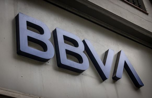 BBVA confirma que mantém proposta de compra do Sabadell após venda do TSB ao Santander.