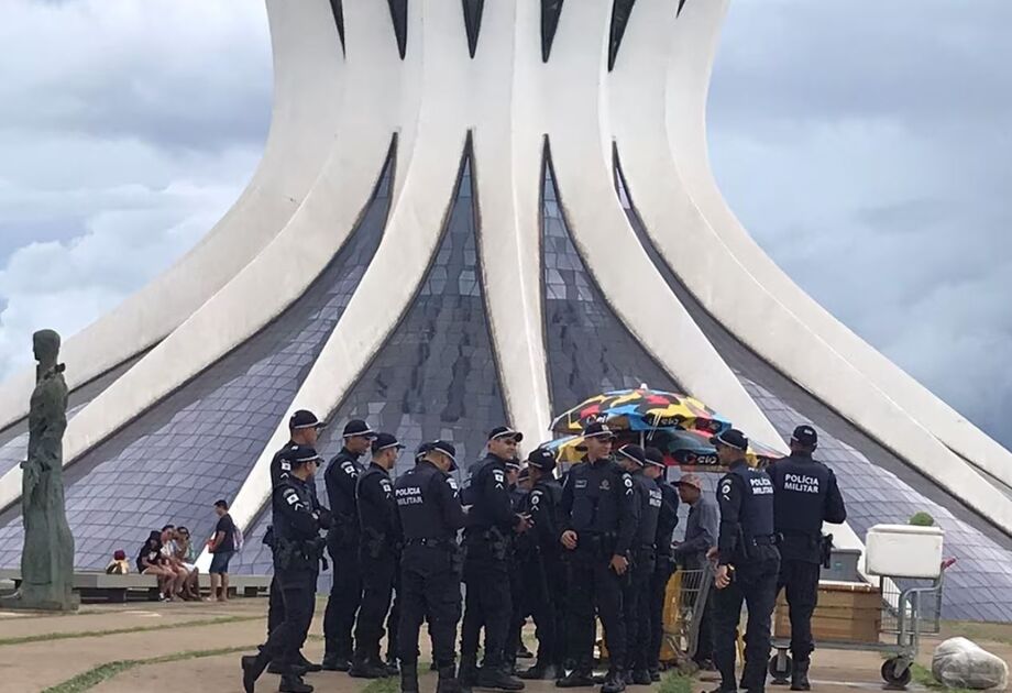 Policiais militares comprando água de coco enquanto manifestantes invadiam Congresso, STF e Planalto em 8 de Janeiro