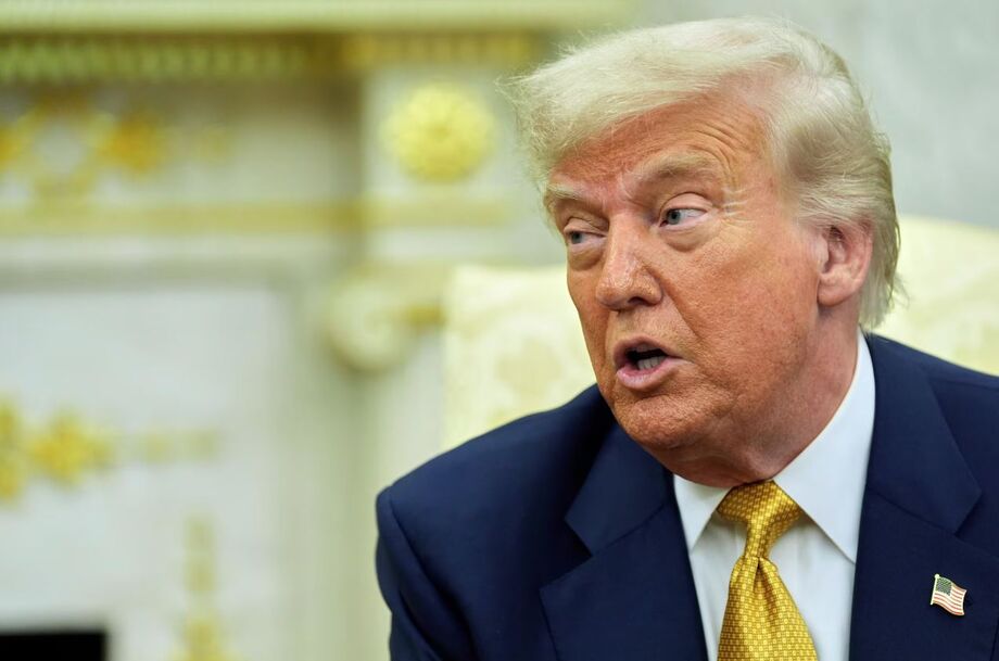 Trump ordena posicionamento de submarinos nucleares após troca de insultos com Medvedev e reforça críticas a Putin e à guerra na Ucrânia.