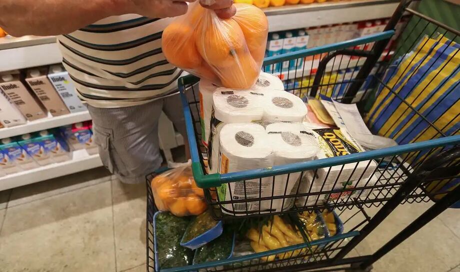 Os preços dos alimentos recuaram em julho, mas o impacto do tarifaço anunciado por Trump ainda não pode ser analisado com precisão, segundo o IBGE.