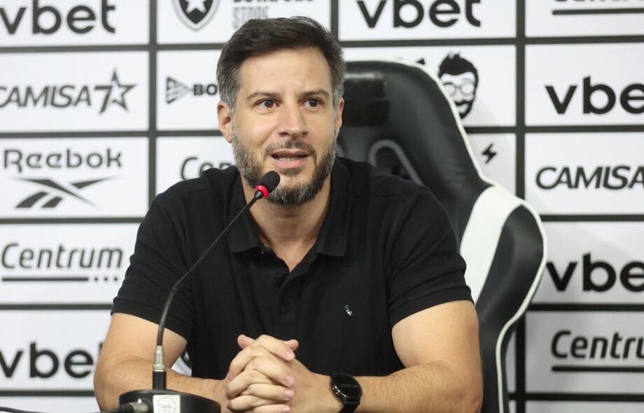 Léo Coelho fala sobre a motivação do Botafogo para o clássico contra o Vasco e o foco da equipe na conquista da Copa do Brasil.