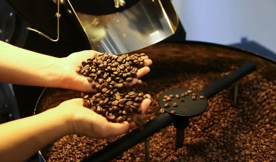 Após 18 meses de alta, o preço do café recuou em julho, refletindo o aumento da oferta. Mas o impacto do tarifaço dos EUA ainda é um ponto de incerteza para o mercado.