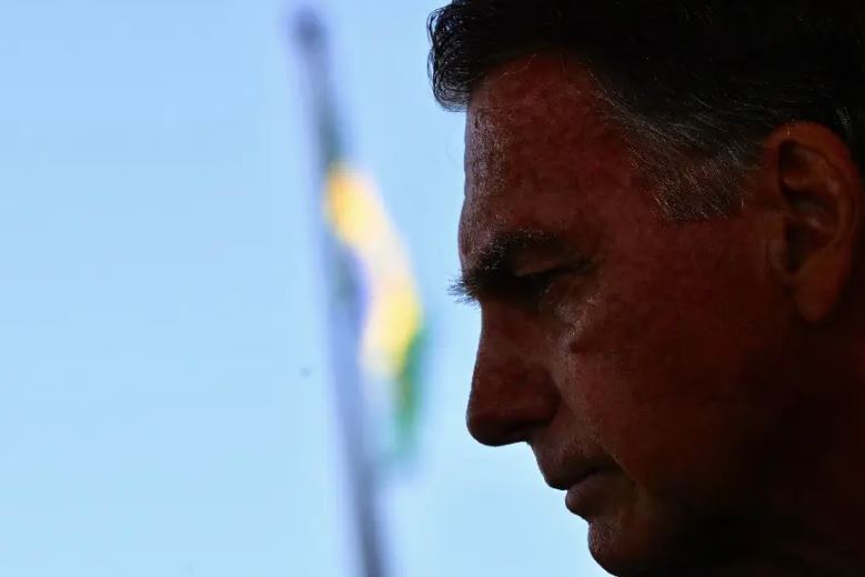 Bolsonaro solicita ao STF autorização para deixar a prisão domiciliar e realizar exames médicos em Brasília, após cirurgia no intestino.