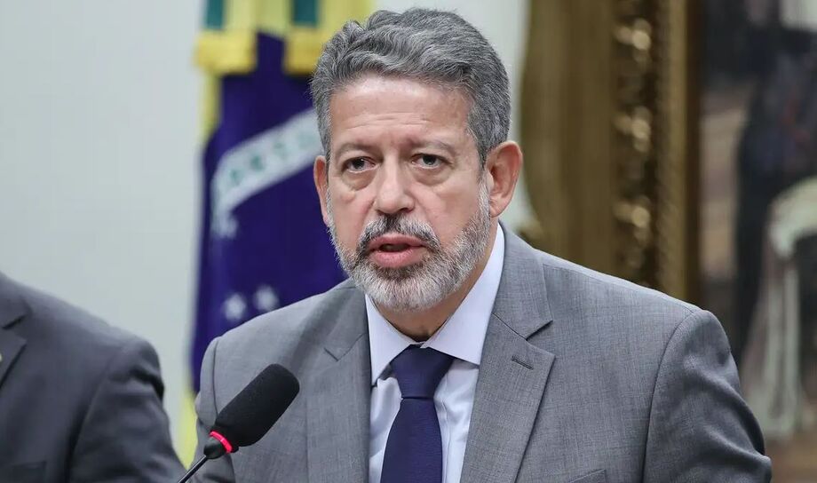 Arthur Lira explica decisão de não incluir gastos com saúde e educação no projeto de isenção do Imposto de Renda, destacando a importância do foco na classe média.
