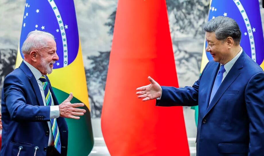 Lula reforça pedido a Xi Jinping para liberação das exportações brasileiras de frango à China, após suspensão por caso de gripe aviária.
