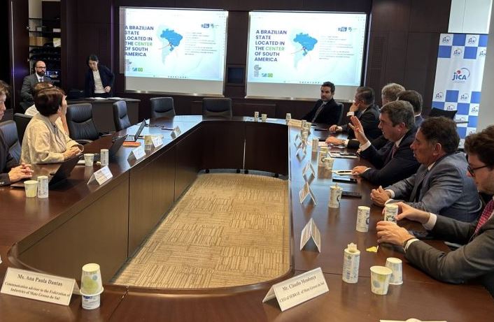 Eduardo Riedel em reuniões estratégicas no Japão com grandes empresas e o embaixador do Brasil, fortalecendo parcerias para Mato Grosso do Sul.