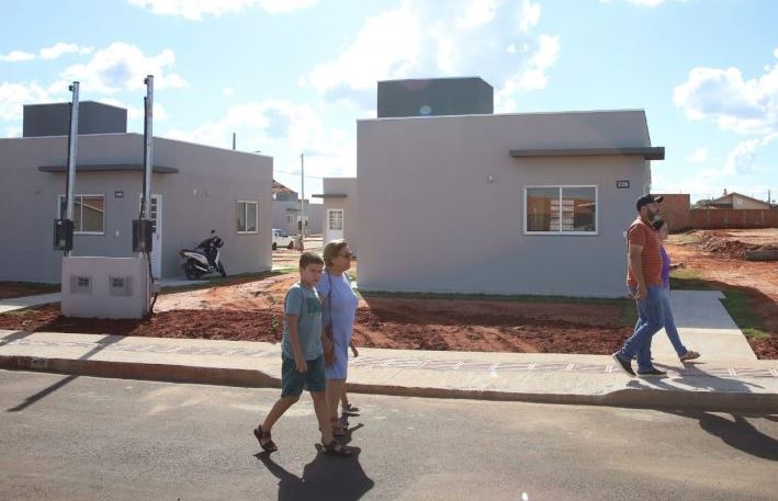 Mais de 12 mil famílias já receberam suas novas moradias em MS, graças à política habitacional do Governo do Estado. Um passo importante para garantir o direito à casa própria.