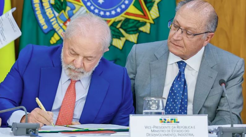 Fernando Haddad e Luiz Inácio Lula da Silva durante o lançamento do plano de apoio econômico de R$ 30 bilhões para setores afetados pelo tarifaço dos Estados Unidos.