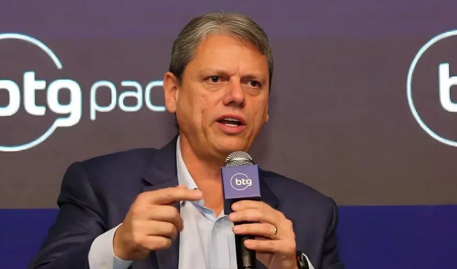 Tarcísio de Freitas durante evento com o BTG Pactual. O governador de São Paulo criticou a gestão do governo Lula e sugeriu que a troca de governo seria a solução para a crise fiscal e moral no País.