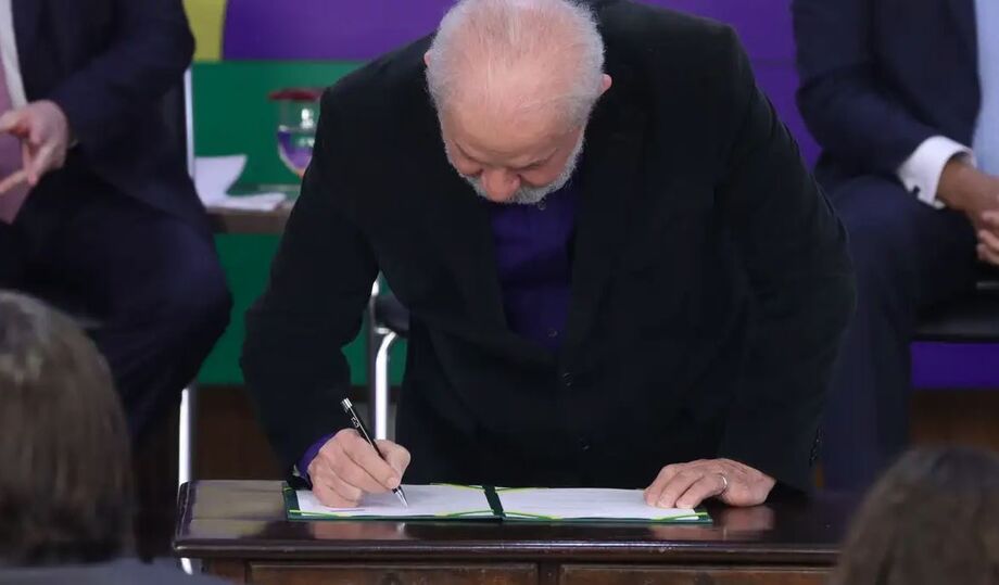 Presidente Lula assina a Medida Provisória Brasil Soberano, que inclui ações de apoio à economia e à exportação.