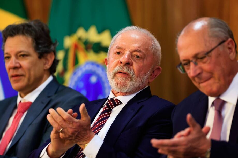 Governo Lula anuncia plano de contingência com medidas para socorrer empresas atingidas por tarifaço de Trump