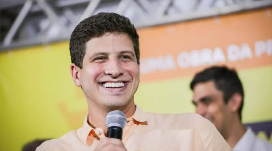 João Campos lidera corrida para governador de Pernambuco em 2026.