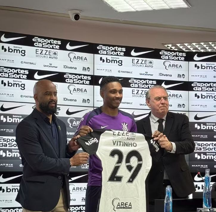 Vitinho posa com a camisa 29 do Corinthians durante sua apresentação oficial como reforço do time paulista.