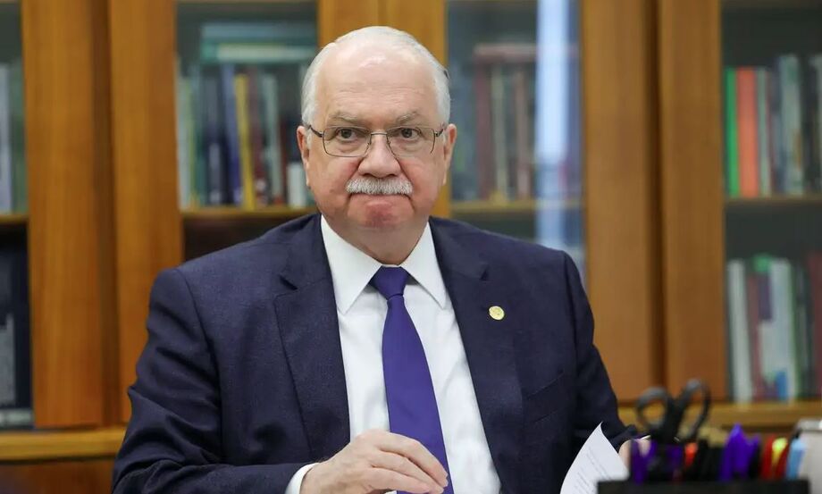 Edson Fachin será o novo presidente do STF a partir de 29 de setembro, substituindo Luís Roberto Barroso. Alexandre de Moraes assume como vice.