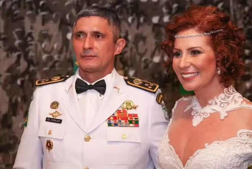 Antônio Aginaldo de Oliveira, marido de Carla Zambelli, teve contas bloqueadas por decisão do STF; coronel está atualmente em Israel.