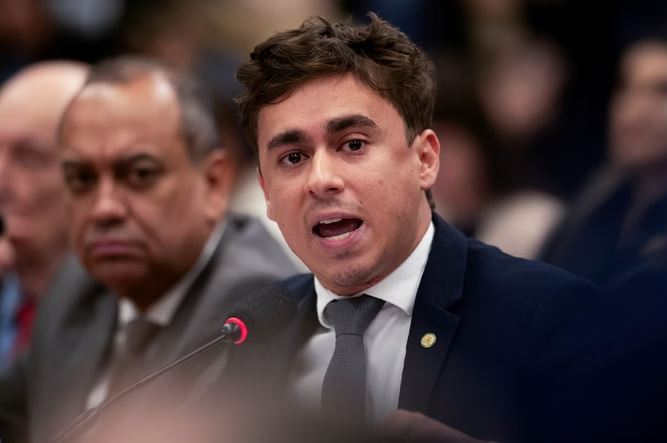 Discussão sobre regulação de plataformas digitais reacende tensão entre governo e oposição na Câmara; Nikolas Ferreira critica proposta.