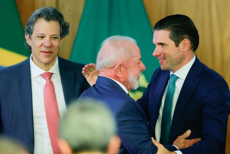 Hugo Motta participa de anúncio do pacote anti-tarifaço no Planalto e reforça apoio à proteção de setores produtivos brasileiros.