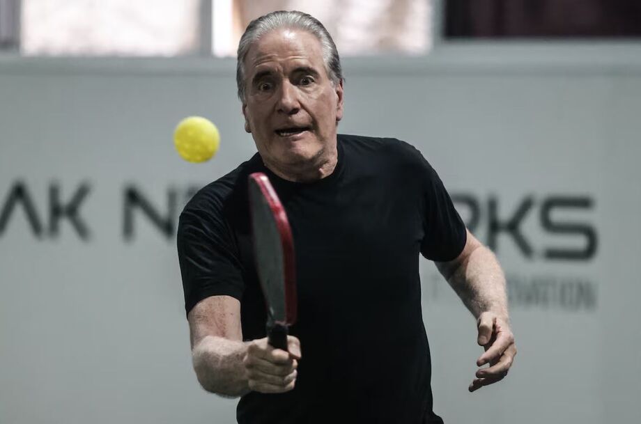 Roberto Justus apareceu com muletas após cirurgia no joelho causada por prática de pickleball
