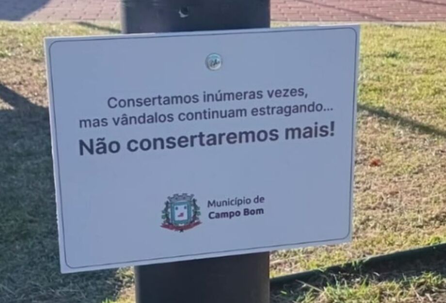 Prefeitura de Campo Bom instalou placas informando que não vai mais realizar a troca de lâmpadas que foram vandalizadas.