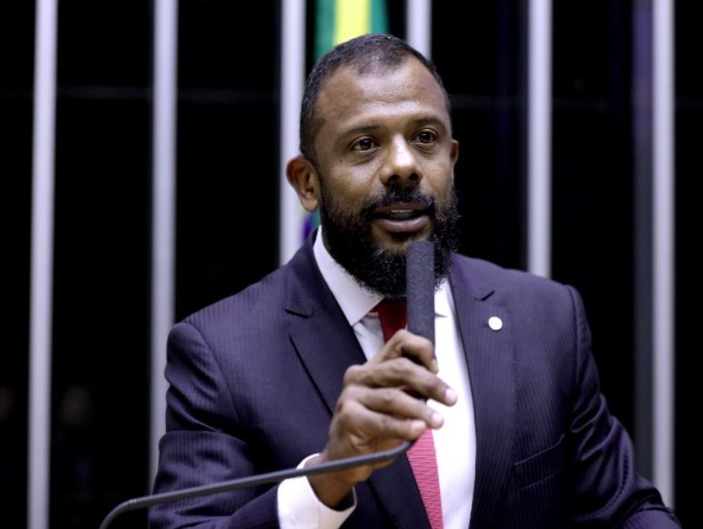 Delegado Da Cunha é acusado de ameaçar colega delegado após post sobre CPI da Pedofilia; deputado alega erro de sua assessoria de redes sociais.