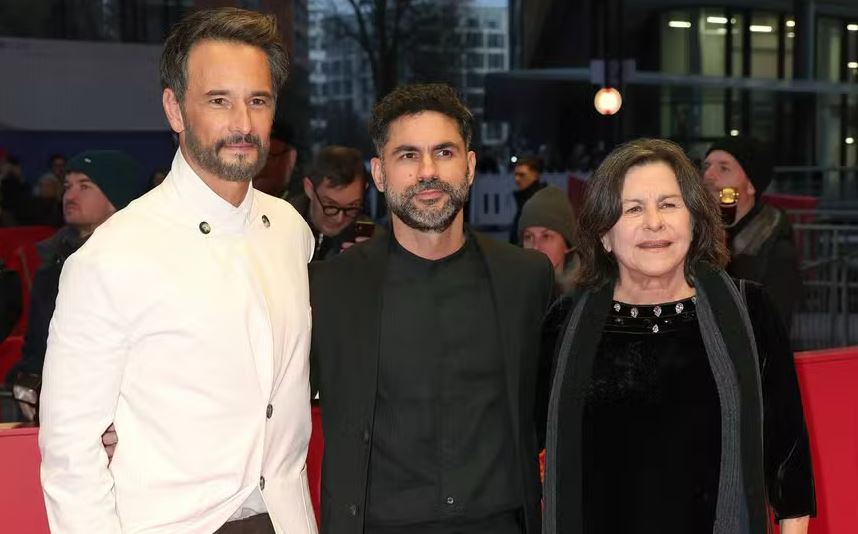 Rodrigo Santoro, Gabriel Mascaro e Denise Weinberg, do filme 'O Último Azul', no tapete vermelho do Festival de Berlim