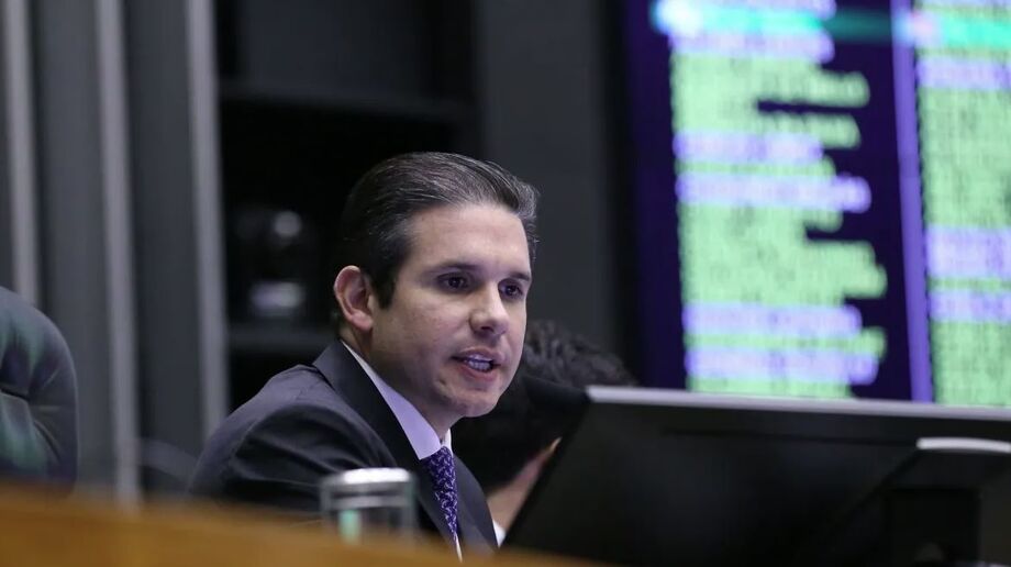 O deputado federal Hugo Motta (Republicanos-PB), presidente da Câmara dos Deputados em sessão do plenário